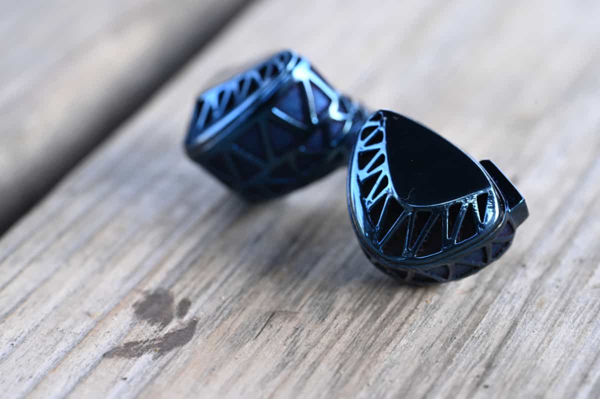 中華イヤホン Unique Melody Maven Pro レビュー】高解像で奥行きの