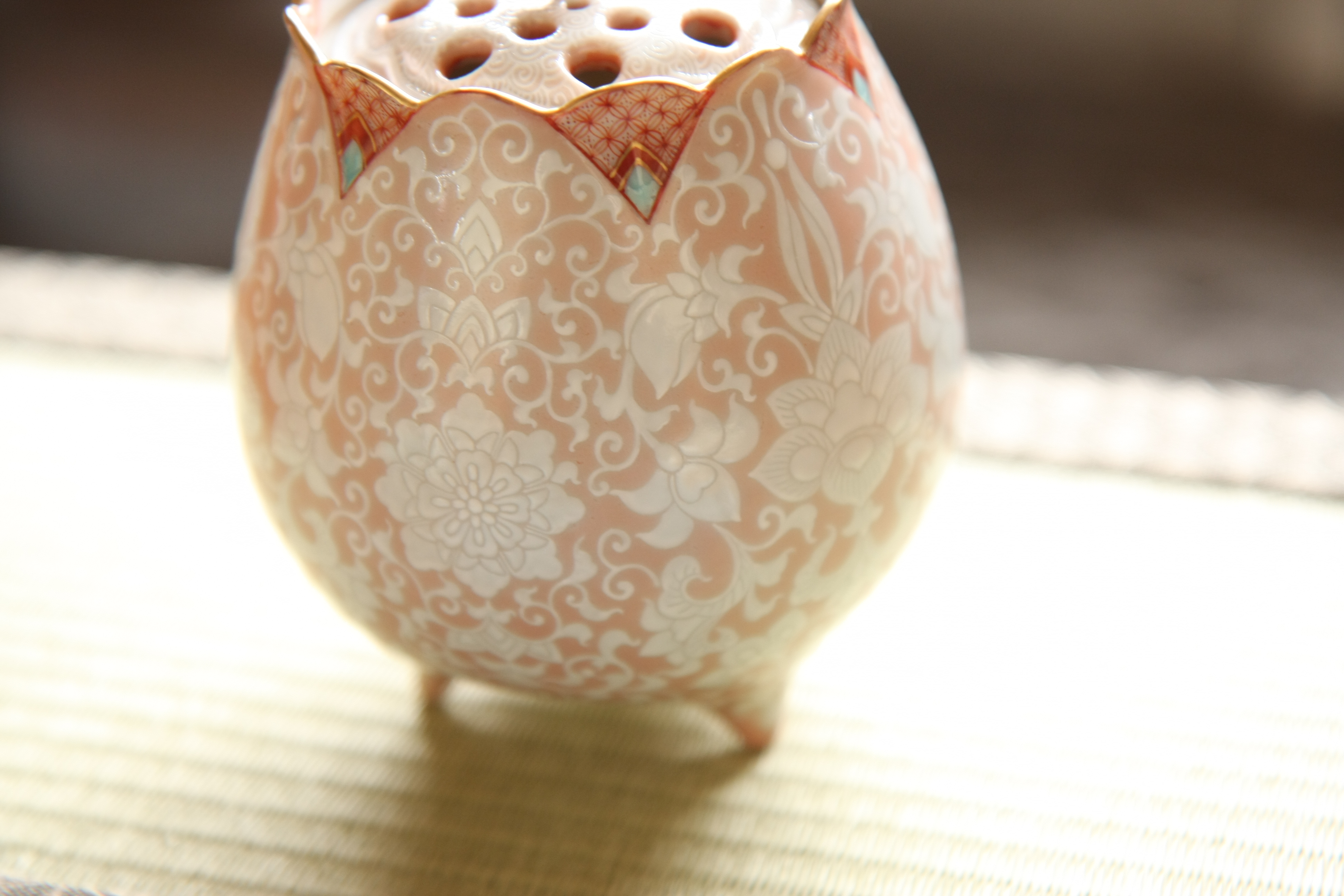 白砡描割宝相華文蓮型香炉 – 芳岳工房 聖窯 加賀陶苑