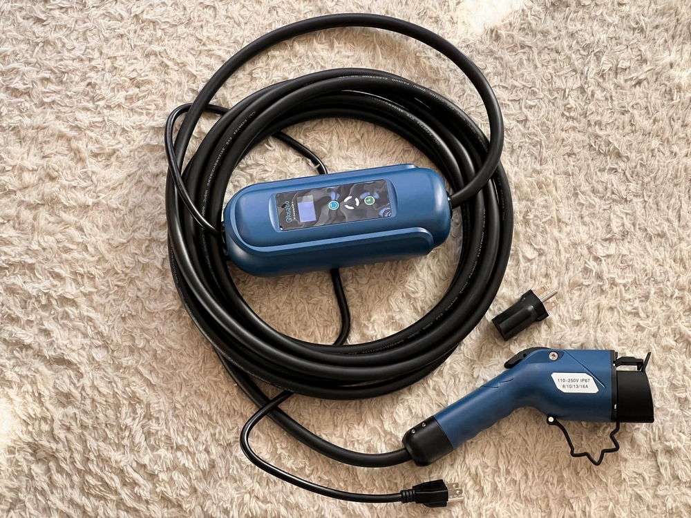 日産純正の純正充電器7万4800円より、2万5990円の社外品の方が圧倒的に