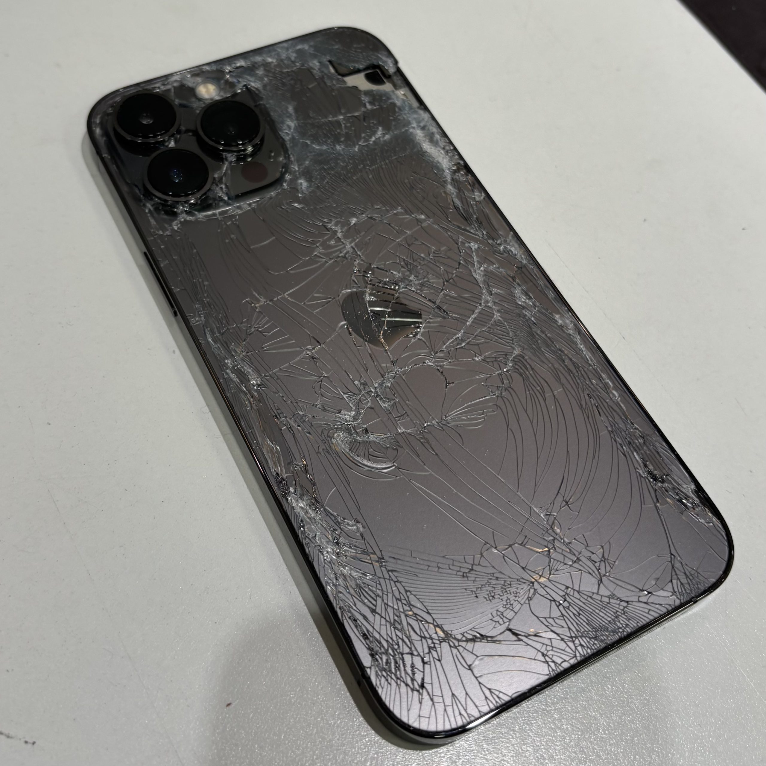 スマホの背面割れ 、放置していませんか？それ危険かも！ | iPhone修理