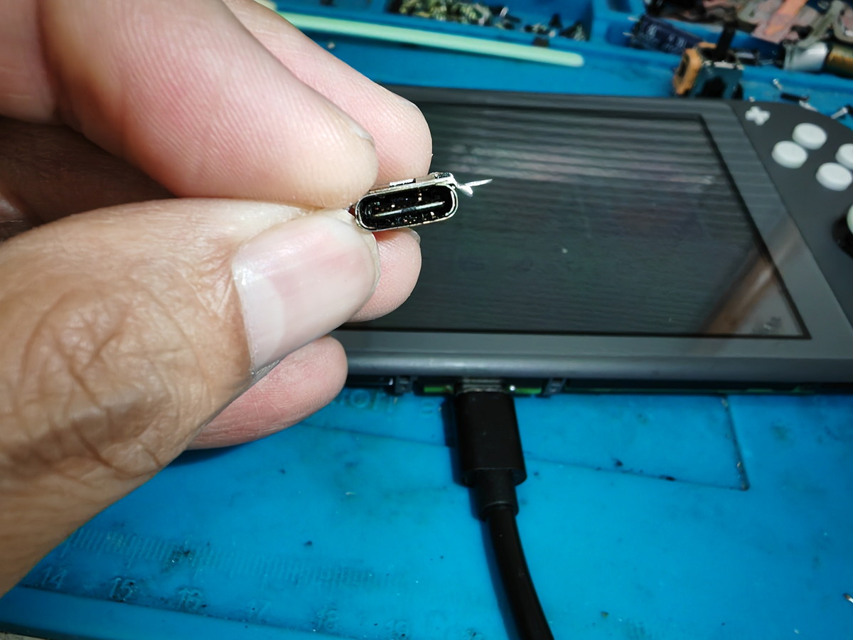 セーブデータそのまま】充電できないスイッチライトの修理 | パソじゅく