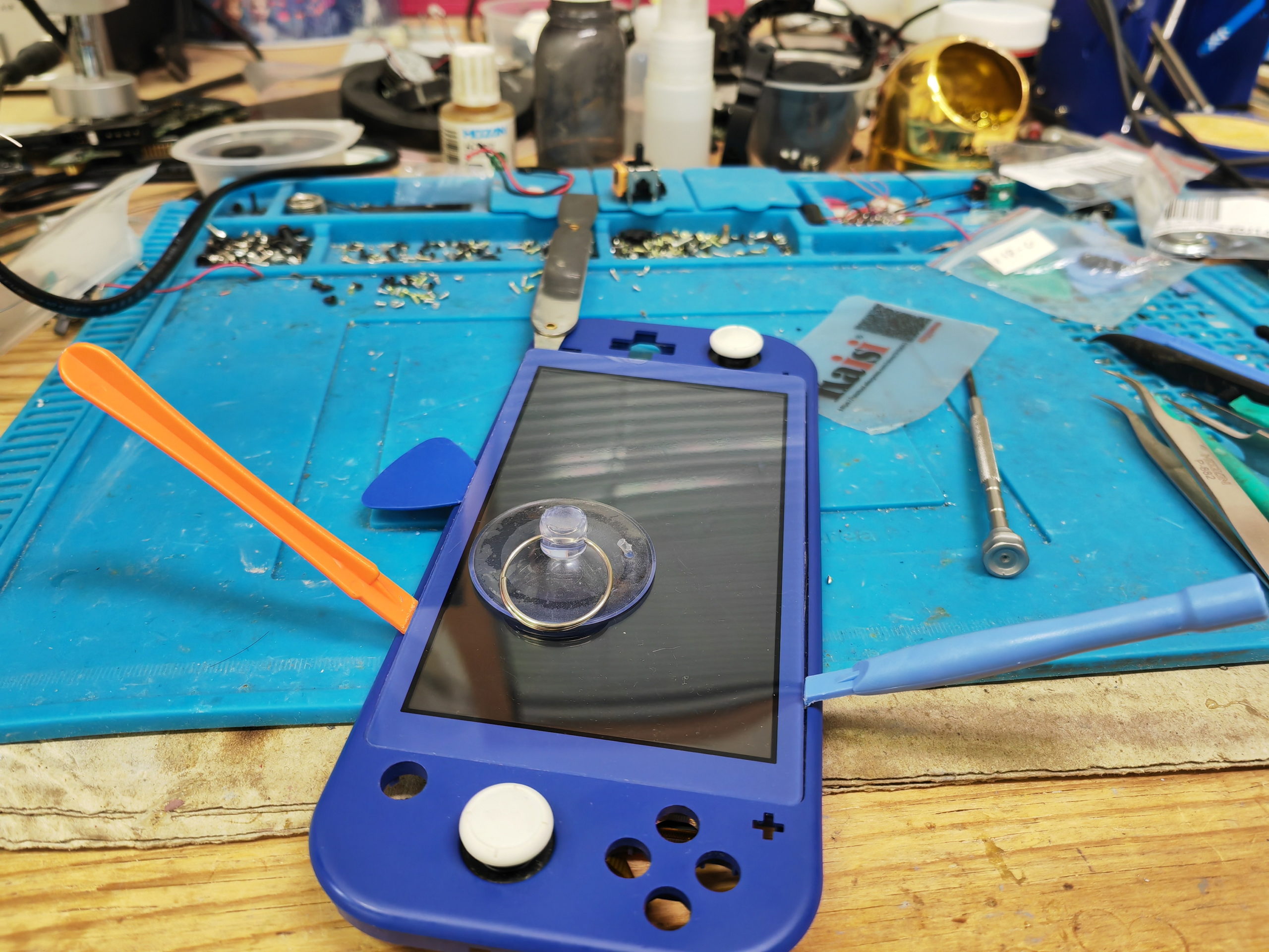 Switch Liteの画面割れ。スピード修理させて頂きます。 | パソじゅく