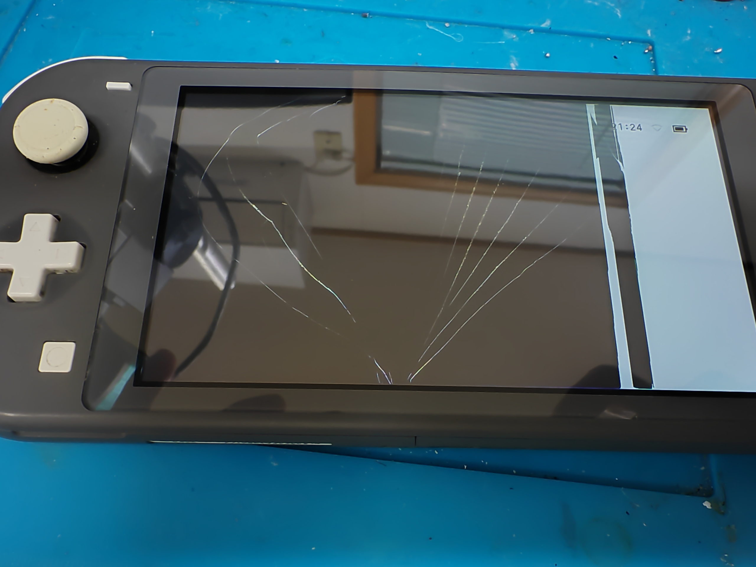 Nintendo Switch Lite LCD crack damage repair | パソじゅく