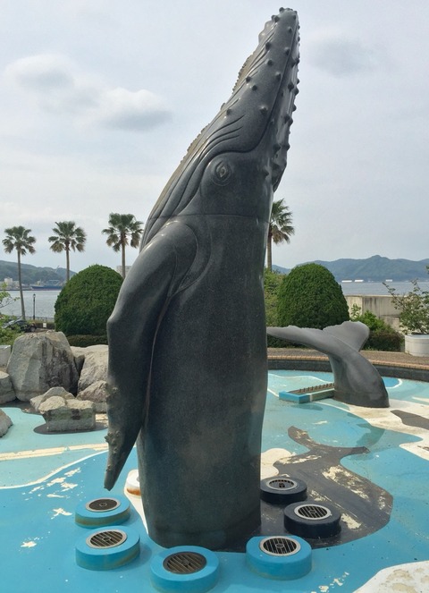 巨大なクジラのモニュメント・2カ所めぐり
