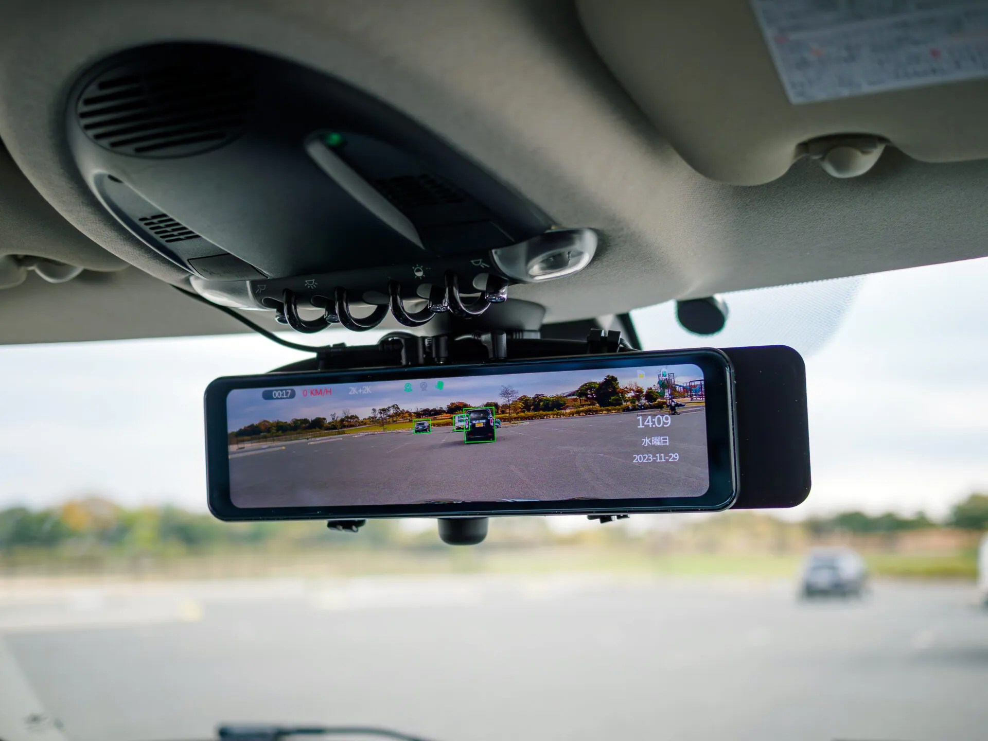 ドラレコを「運転補助機能付きミラー型 VANBAR AC309」に変更しました