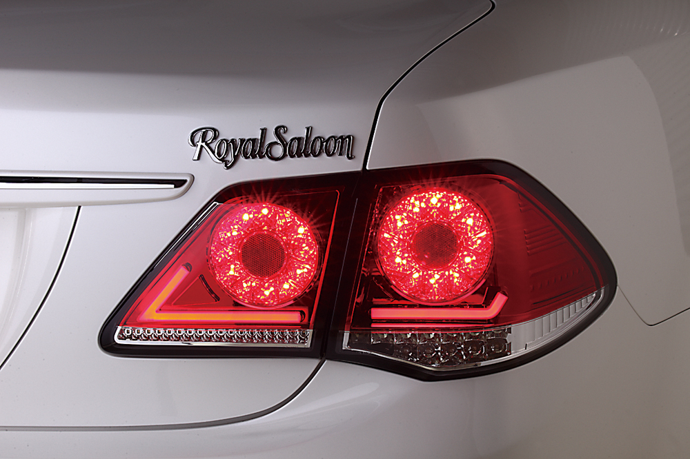 トヨタ200系クラウン用4灯式フルLEDテールがナイトシーンを圧倒