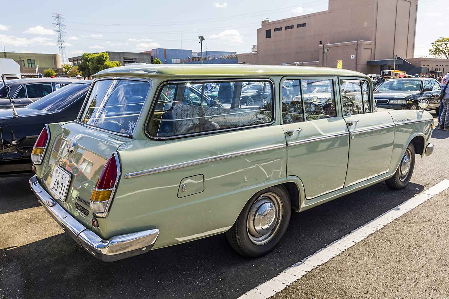 奇跡のシングルナンバー日産初代「セドリックバン」が13年の眠りから