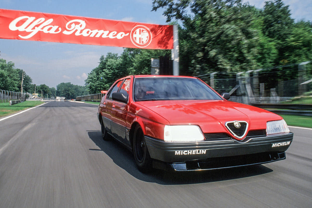 見た目はただの「セダン」中身は正真正銘「F1マシン」！ アルファ