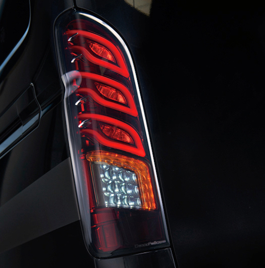 200系ハイエースに先進的な機能美を与える「ダズフェローズ製」LED