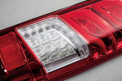 トヨタ「ハイエース」の定番アイテム「ダズフェローズ」のLED