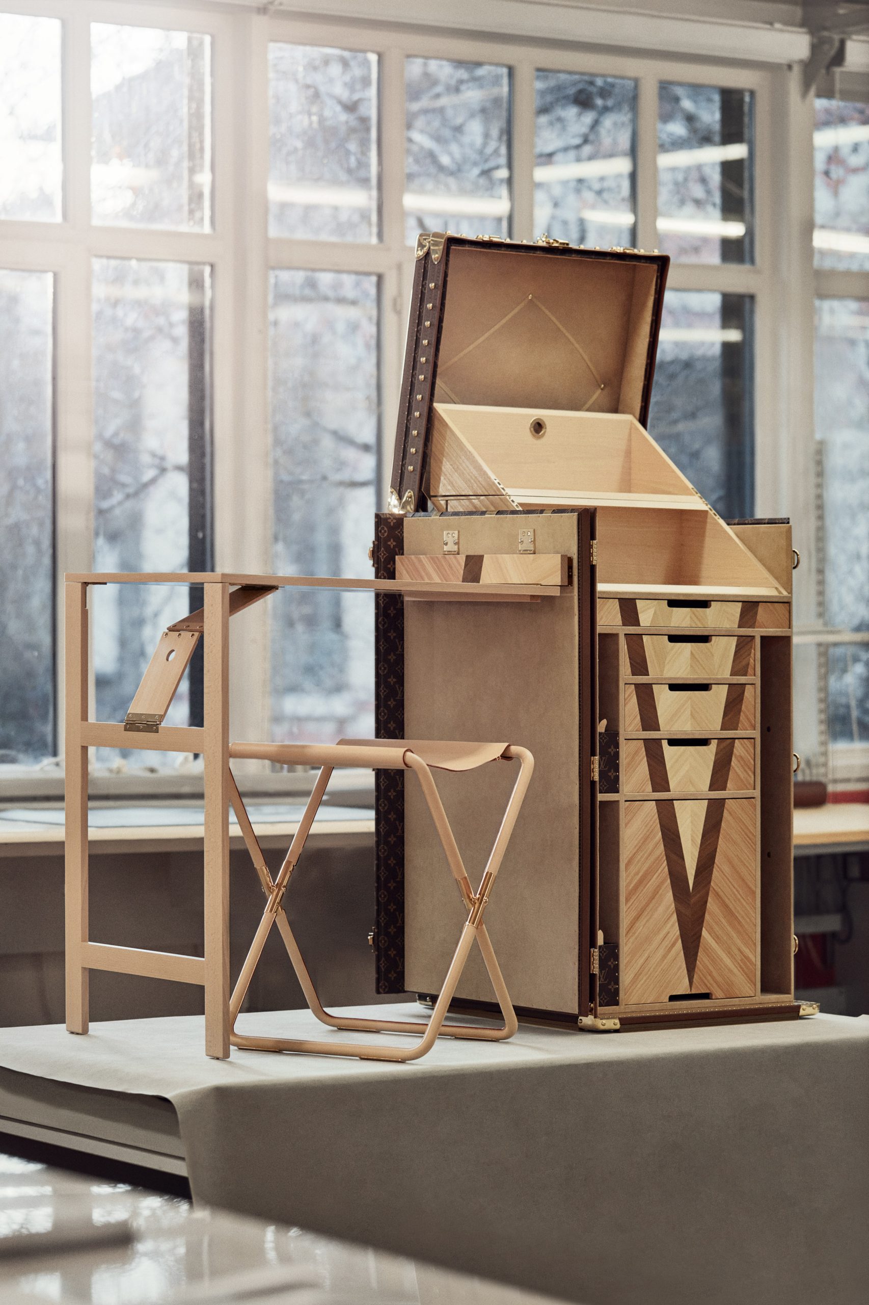 ルイ・ヴィトン」からデスク・トランクとマージャンセットの最新作が