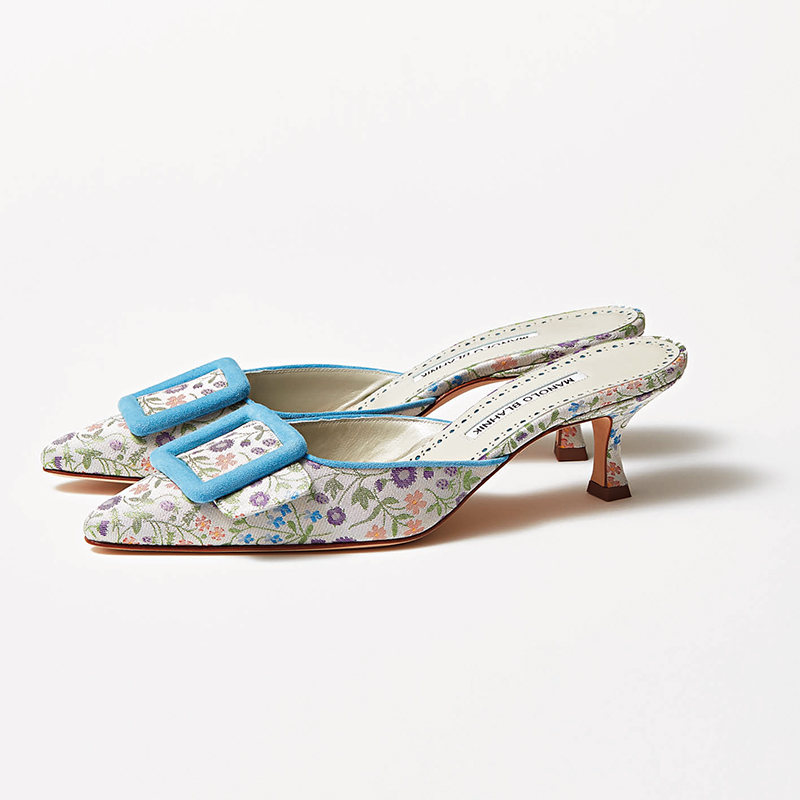 春待ち名品】“マノロブラニク”の花柄ミュールで足元からオシャレ更新