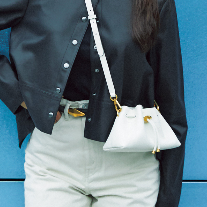 クロスボディバッグ』が効く“懐かしくて新しい”大人のモノトーン