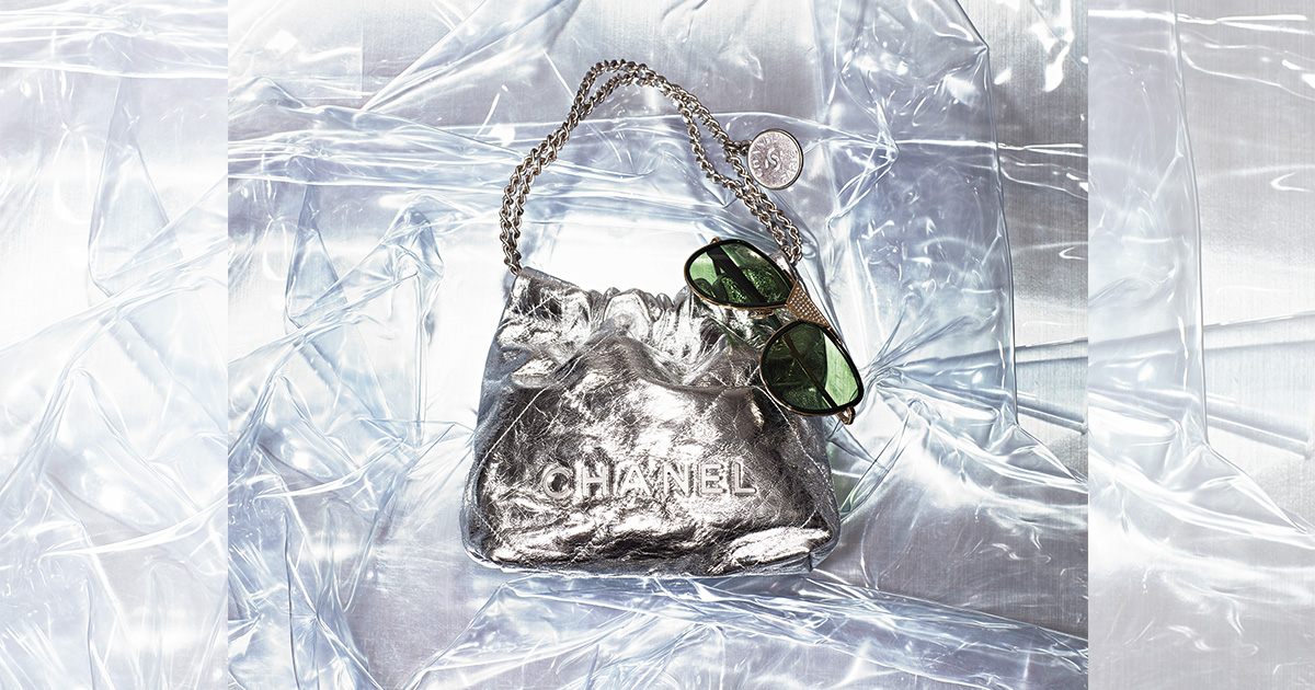 ご褒美買い】シャネルの名品バッグ『CHANEL 22』は“メタリック”に注目