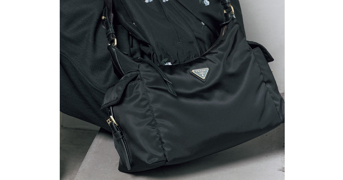 プラダ】キレイめママの“スポーティMIX”は『最新ショルダーバッグ』で