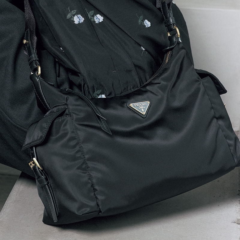 プラダ】キレイめママの“スポーティMIX”は『最新ショルダーバッグ』で