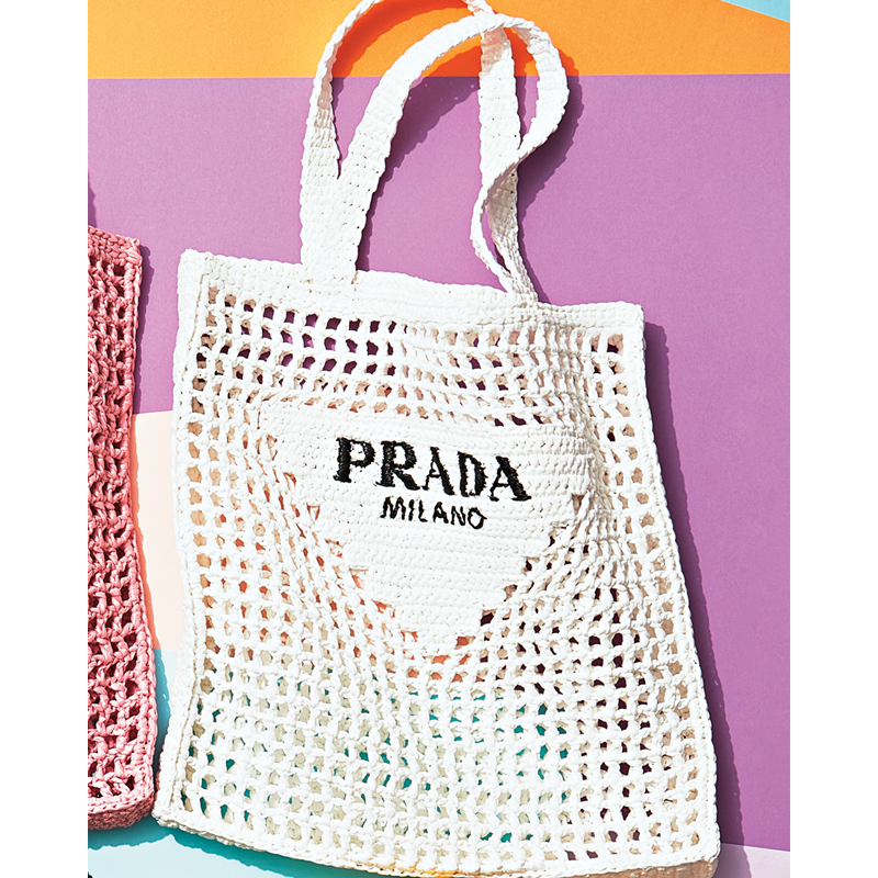 プラダ】のポップな「ラフィアバッグ」が可愛いすぎ【2021春夏】 | VERY
