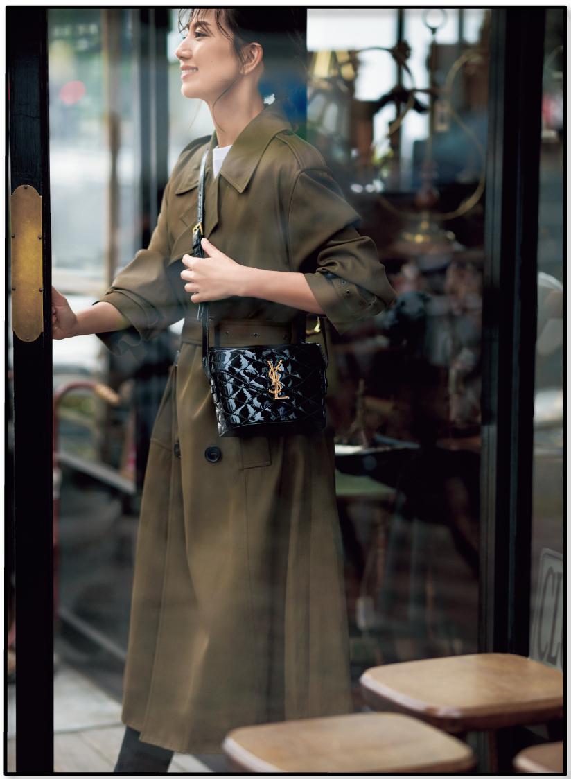 コロンと小ぶりでスマホやお財布収納OK！サンローランのカメラバッグは