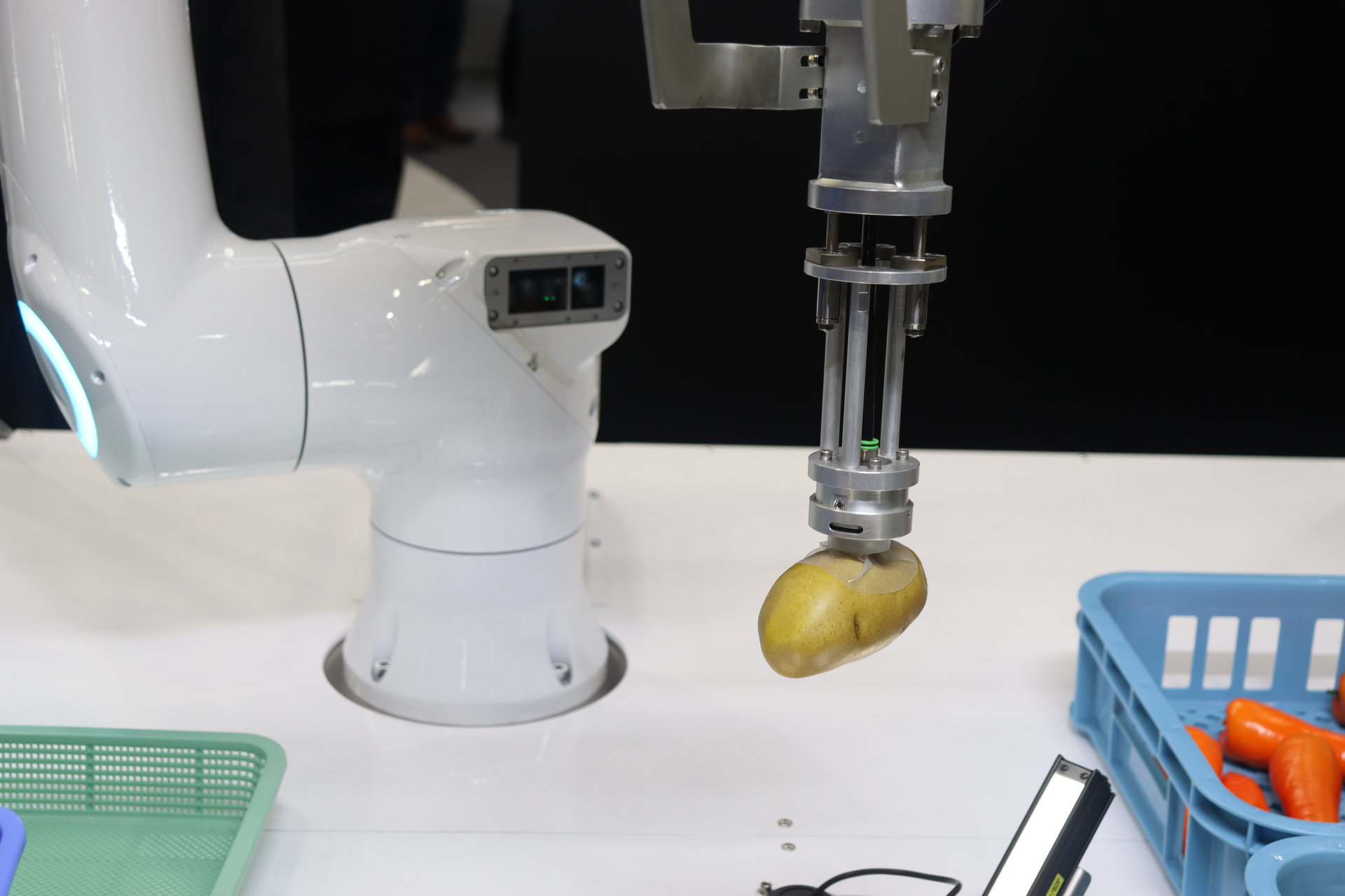 落としても自分で拾う、内蔵カメラを持つ新型協働ロボットが野菜をカゴ