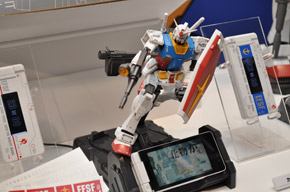 ガンダム、充電台に立つ！――“ガンプラケータイ”「945SH G Ver.GP30th