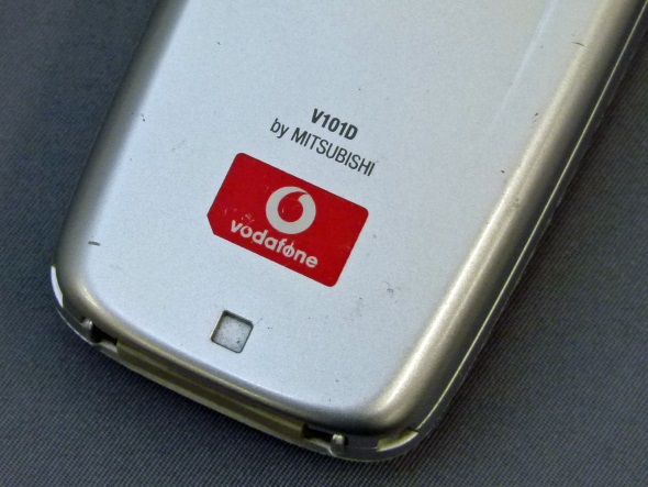 カラフルなパッケージが印象的なプリペイドケータイ「V101D」（懐かし