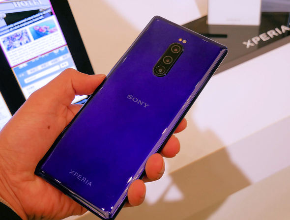 Xperia 1」がau向けにも登場 21：9の6.5型有機ELやトリプルカメラを
