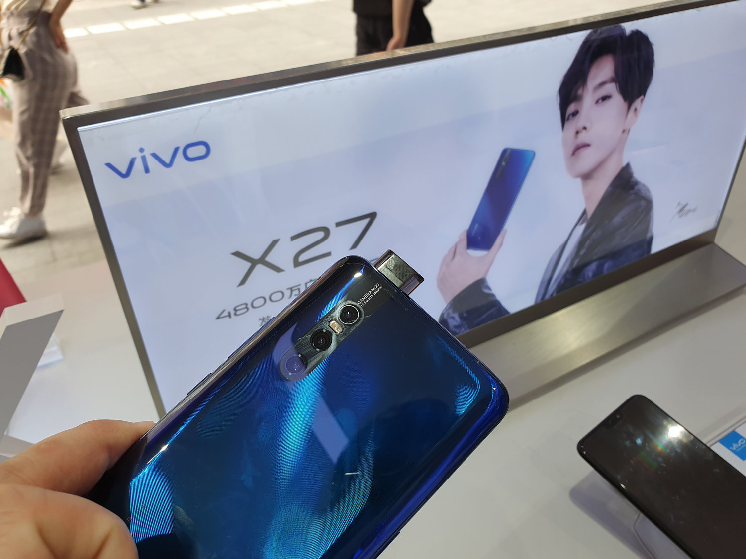 飛び出すカメラでノッチなしのVivoスマホ 最新「X27」は何が変わった