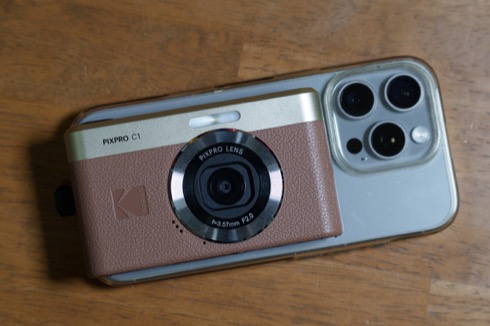 小さく、軽く、安く、そして“エモい” コダック「PIXPRO C1」は廉価な