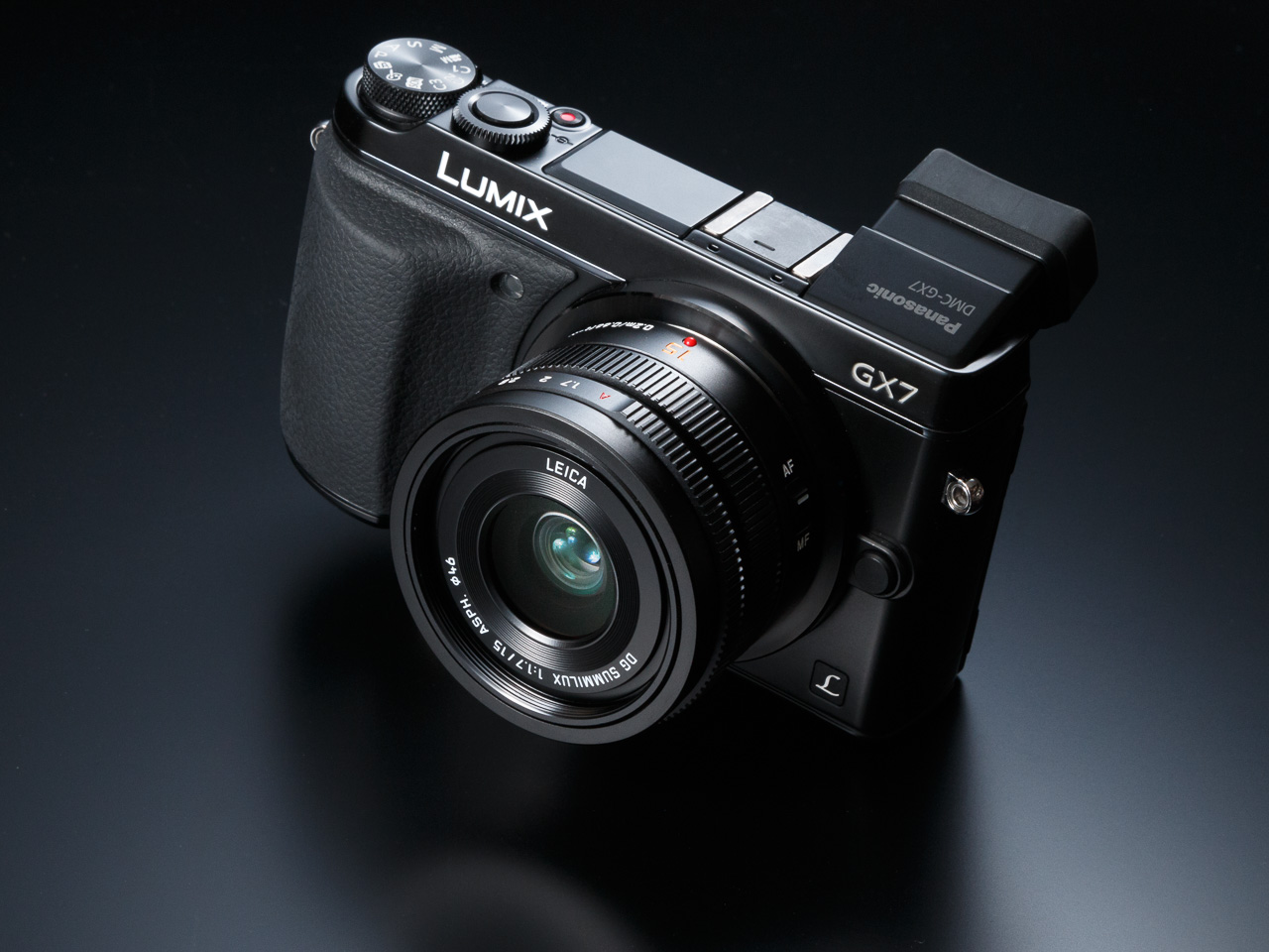 小さな単焦点レンズで撮るふだん着の彼女――パナソニック「LEICA DG