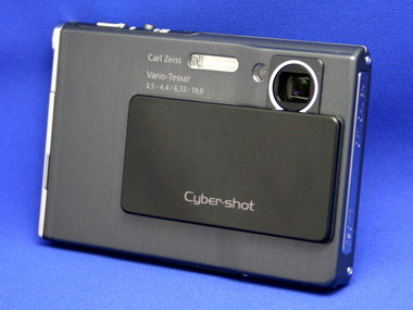 人気のツボ押さえた薄型デジカメ大本命――ソニー「DSC-T7」：レビュー