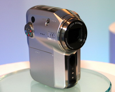 時代はHDDじゃなくてSDです――松下、3CCD搭載SDカードムービー（1/2