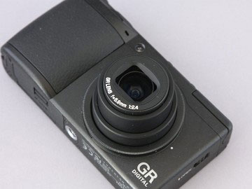 変わらない大切さ――「GR DIGITAL II」：レビュー（1/6 ページ