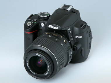ニコン初のフリーアングル液晶付きデジタル一眼――「D5000」：レビュー