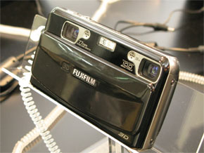 裸眼で3Dを楽しめるデジカメ「FinePix REAL 3D W1」、登場 - ITmedia NEWS