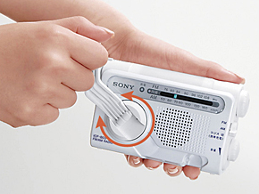 ソニー、スマホにも充電できる“手回し充電ラジオ”「ICF-B03