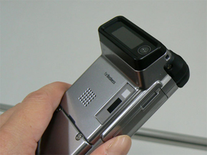 KDDI、バーコードリーダー搭載の法人端末「E06SH」を発売――8月6日から