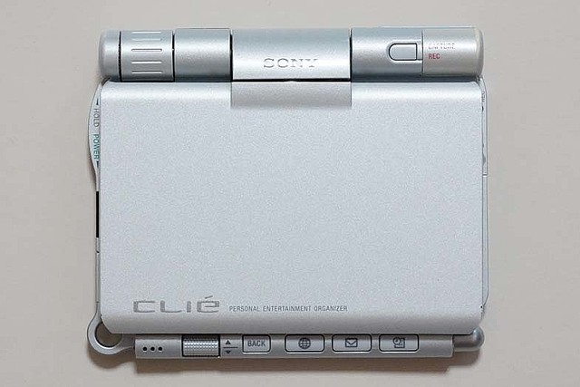 ソニー「CLIE PEG-UX50」こそ平成の名機。令和に語り継ぎたいデジタル