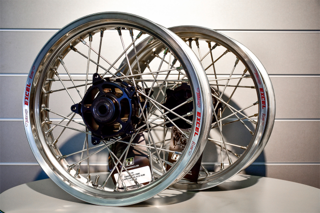 前後セット）Kawasaki Z900RS 2018- 18インチロードコンプリート