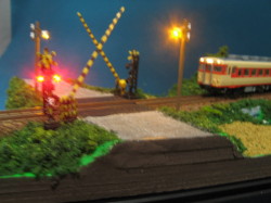 センサー感知式自動踏切警報機/車両点灯装置付鉄道模型ミニジオラマ・NO2