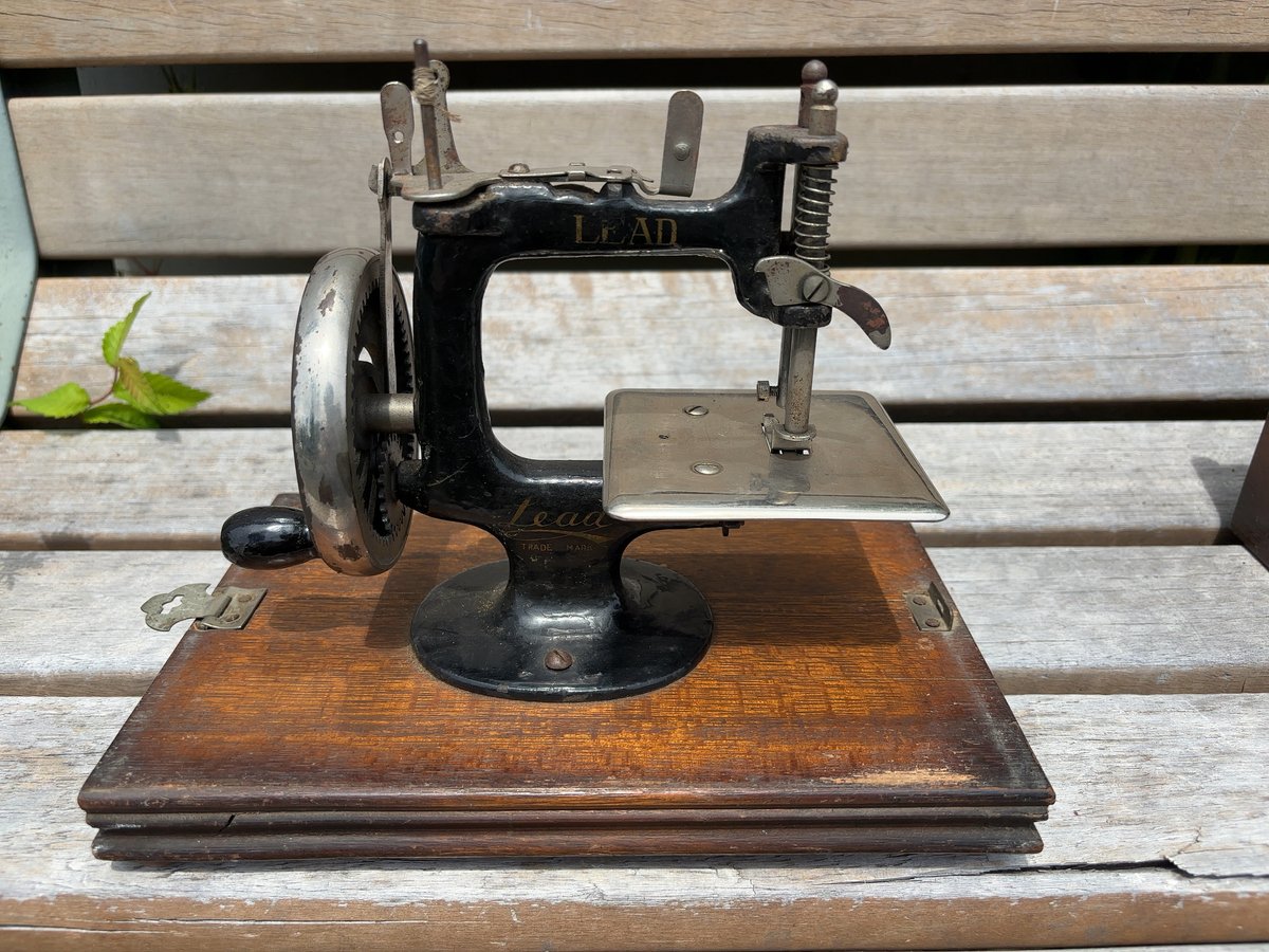LEAD TRADE MARK アンティーク 手回しミシン | アンティーク家具と喫茶