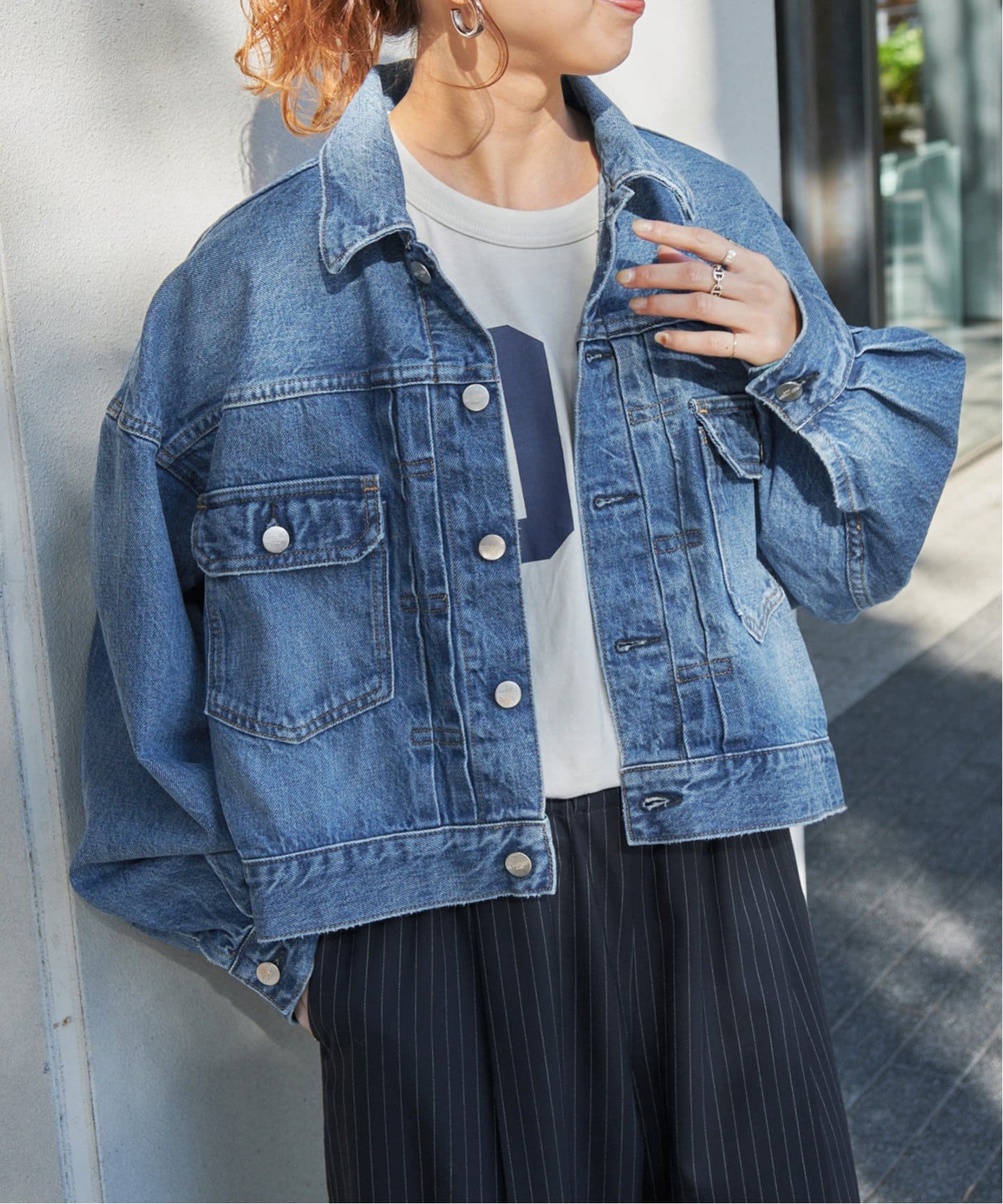 定番アイテムだけどちゃんと春めく “最旬デニムスタイル”｜Spick