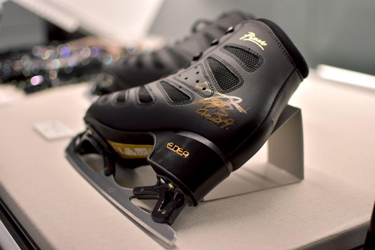 羽生結弦選手がスケートシューズにサイン 早稲田スポーツミュージアム