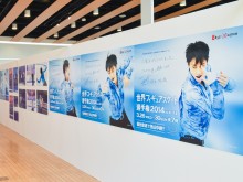 国際センター駅で「羽生結弦 写真とポスター展」 10年の軌跡振り返る