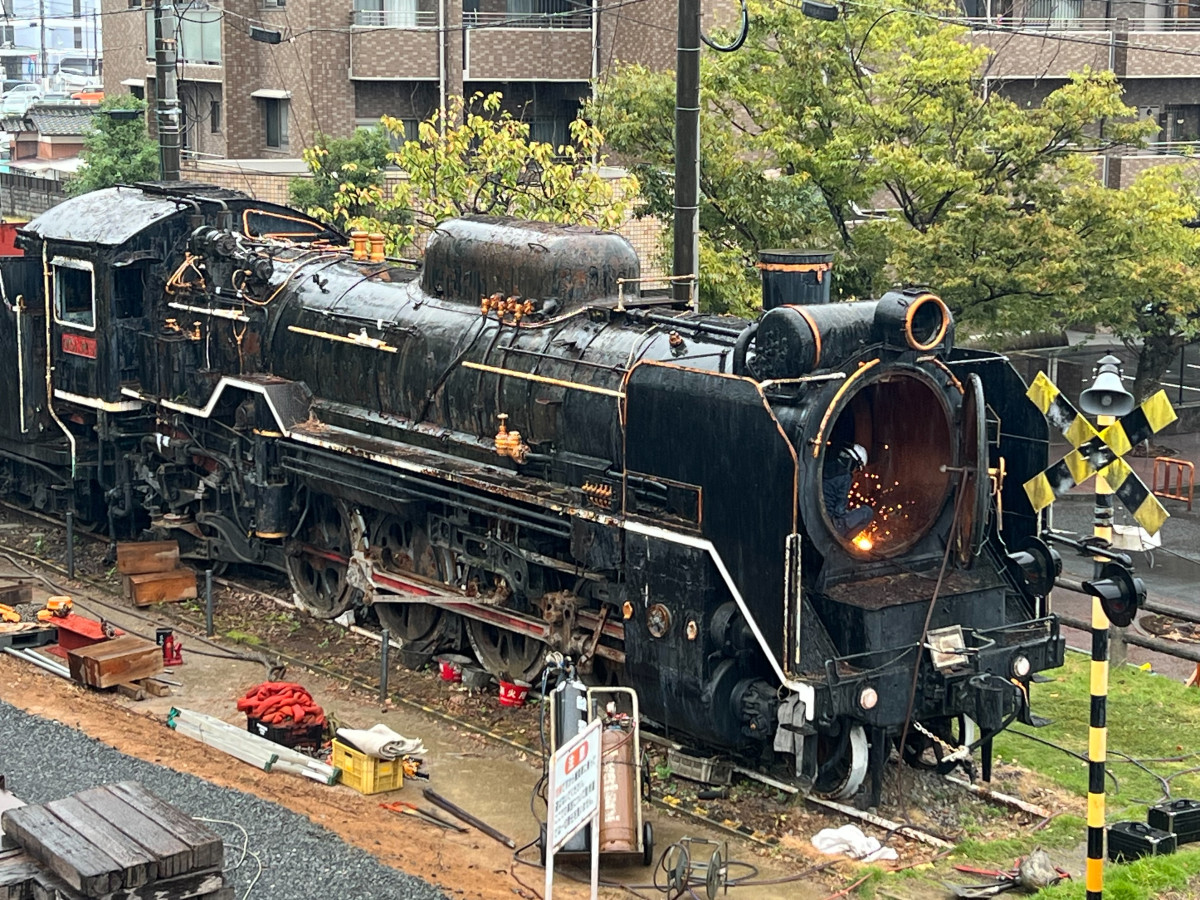 蒸気機関車「D51形395」を分解する様子 - 周南経済新聞