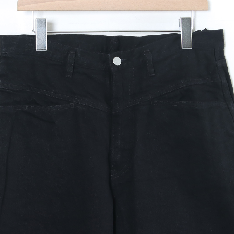 COMOLI (コモリ) ブラックデニム テーパードパンツ