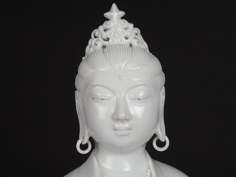 樋渡陶六作 岩座観音 白磁彫 銘窯 肥蝶山 日本工芸会正会員 樋渡陶六作