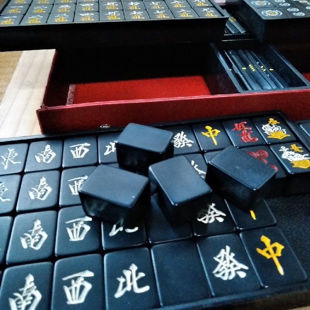 麻雀牌☆黒牌の通販 by じめそ's shop｜ラクマ