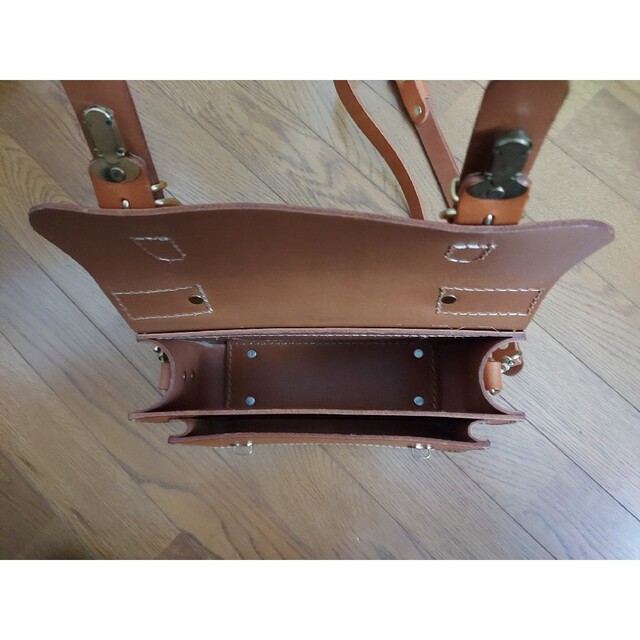 HERZ - ヘルツHERZ 2本ベルトの2wayミニバッグ CWｰ67 キャメル 本革