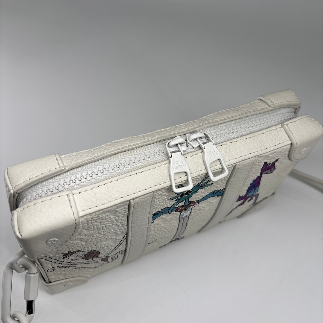 LOUIS VUITTON - 未使用 ルイヴィトン トリヨンレザー LVフレンズ