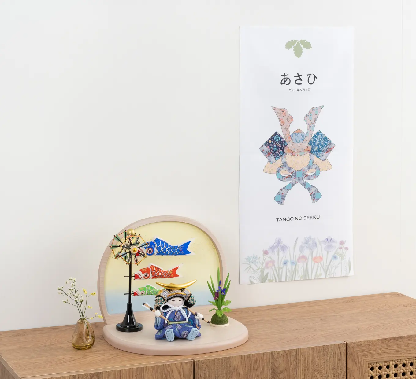 五月人形「名入れタペストリー 兜に春の花」｜五月人形の通販 ふらここ